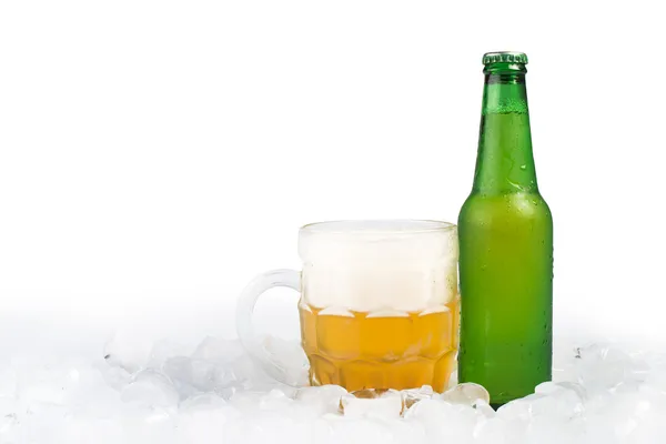 Fles bier en bier mok — Stockfoto