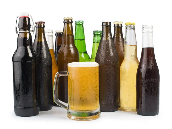 Flessen van bier en bier mok. — Stockfoto