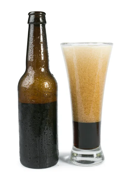 Μπουκάλι μπύρας και τα ποτήρια μπίρας — Φωτογραφία Αρχείου
