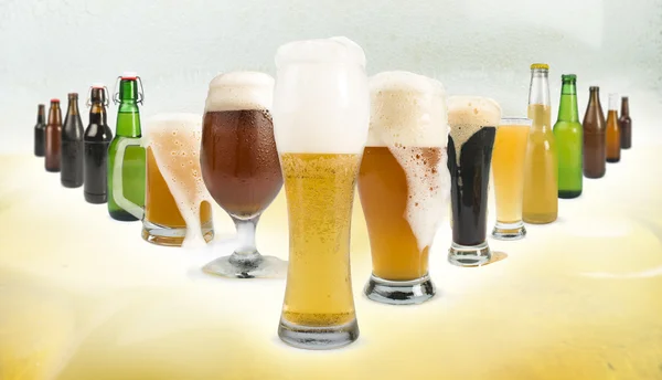 Mok met bier en flessen gevuld — Stockfoto