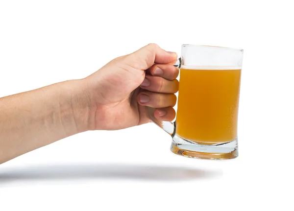 Hand met fles bier en bier mok — Stockfoto