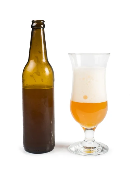 Fles bier en bier mok — Stockfoto