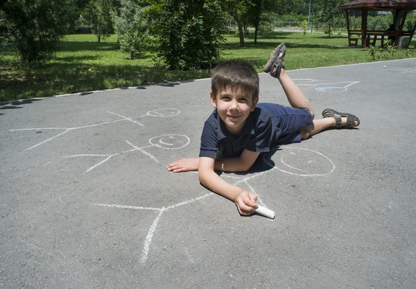 Child drawing family on asphalt — Stock Photo, Image