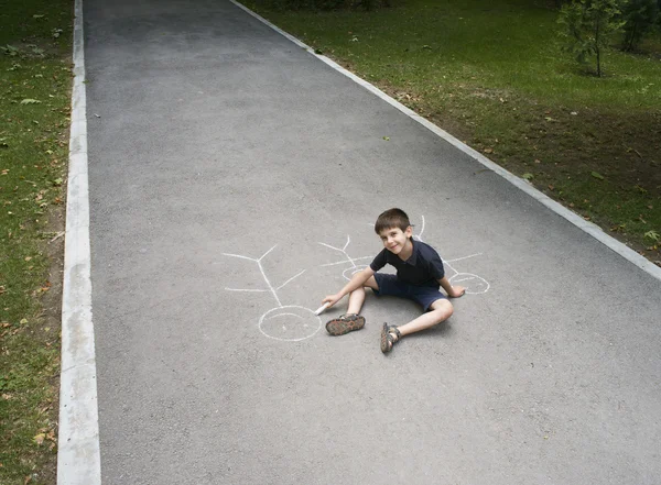 Child drawing family on asphalt — Stock Photo, Image