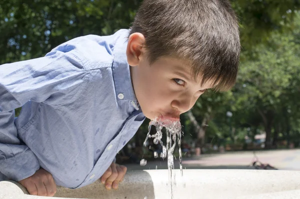 Παιδί πόσιμο νερό από μια πηγή — Φωτογραφία Αρχείου