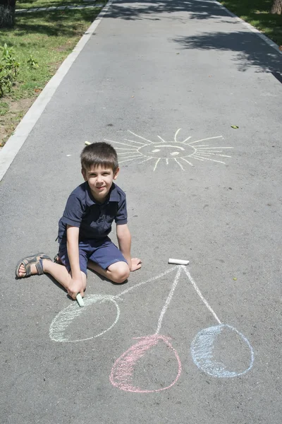 Enfant dessinant des ballons sur asphalte — Photo