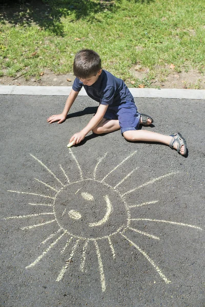 Criança que desenha em asfalto — Fotografia de Stock