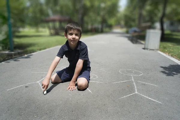 Kind zeichnet Familie auf Asphalt — Stockfoto