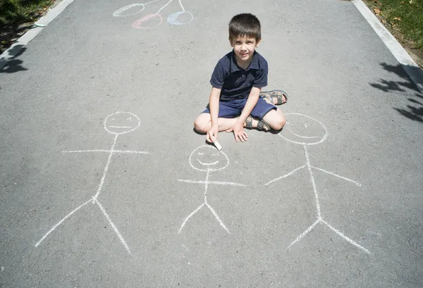 Child drawing family on asphalt — Stock Photo, Image