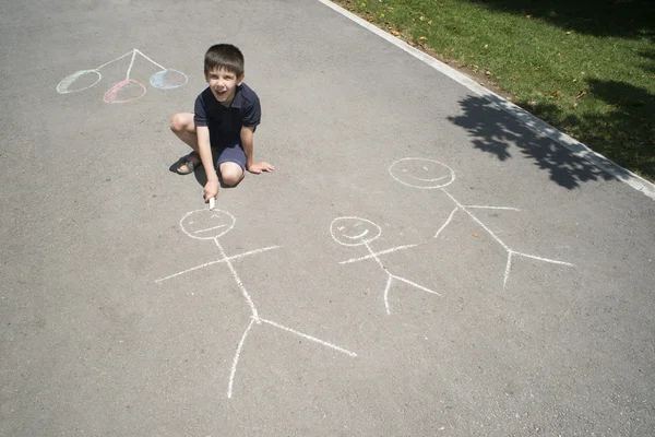Famiglia disegno bambino su asfalto — Foto Stock