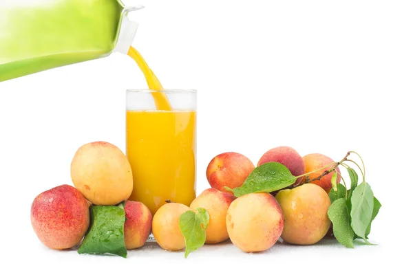 Aprikoser och glas juice. — Stockfoto