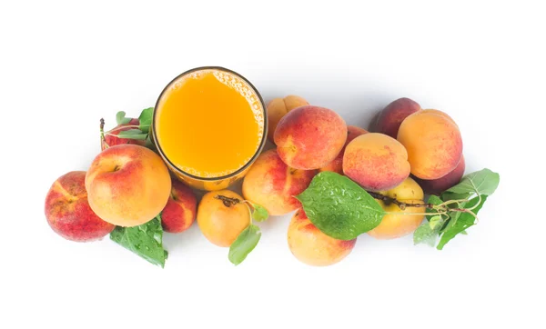 Apricots and glass juice. — Stock Photo, Image