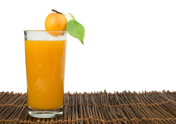 Aprikoser och glas juice. — Stockfoto
