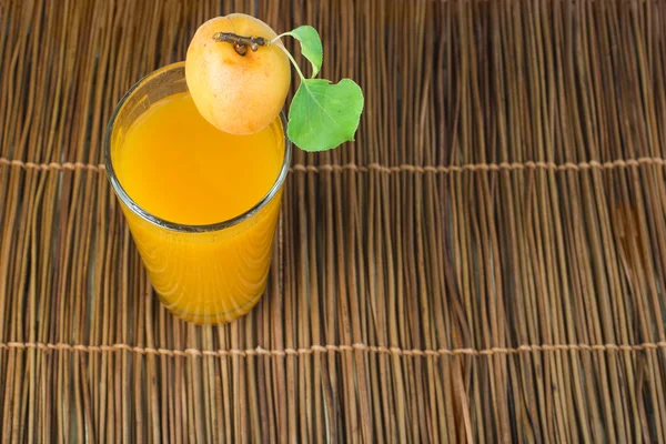 Glas aprikos juice. — Stockfoto