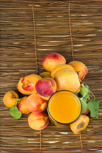 Glas aprikos juice. — Stockfoto