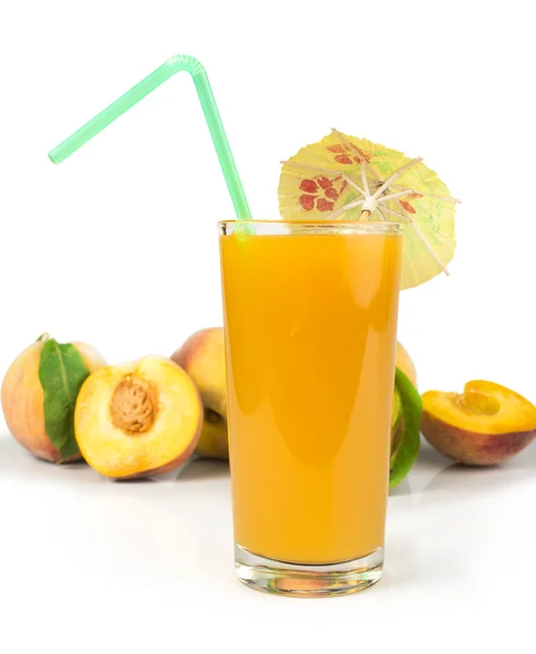 Melocotones y vaso con jugo — Foto de Stock