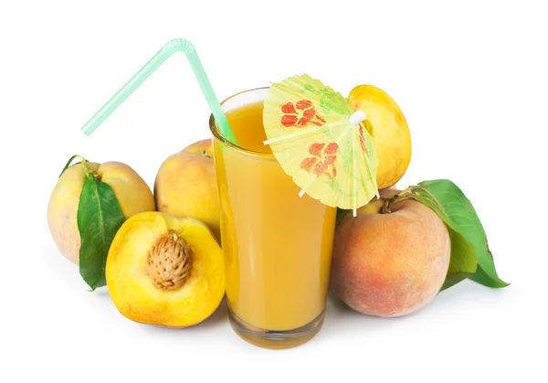 Persikor och glas med juice — Stockfoto