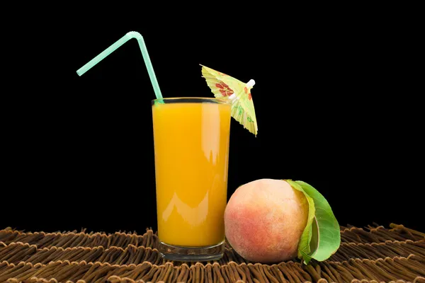 Peaches and glass with juice — Stock Photo, Image