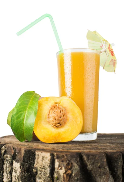 Melocotones y vaso con jugo . — Foto de Stock