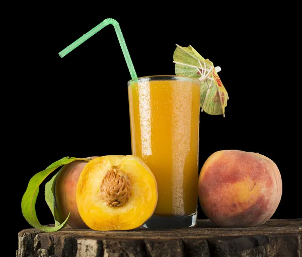 Peaches and glass with juice — Stock Photo, Image