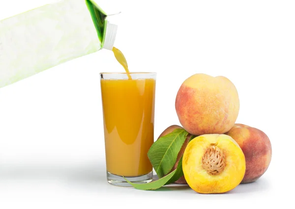 Peaches and glass with juice — Stock Photo, Image