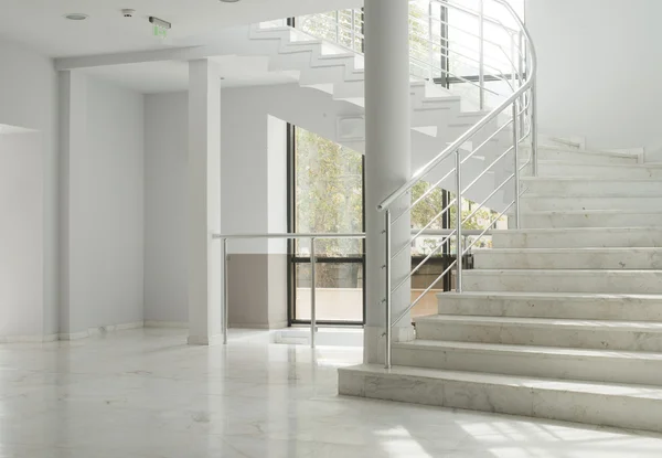 Interior de un edificio con paredes blancas — Foto de Stock