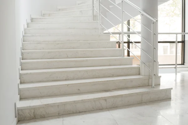 Interior de un edificio con paredes blancas —  Fotos de Stock