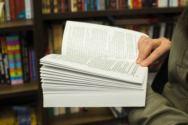 Open book in a bookstore — Stock Photo, Image
