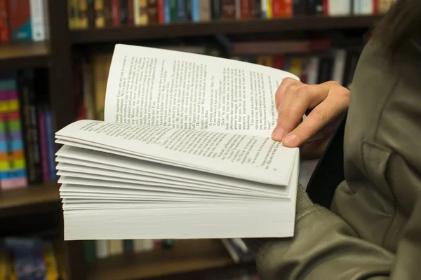 Open book in a bookstore — Stock Photo, Image