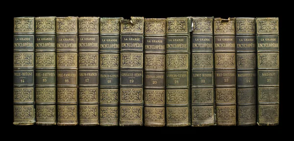 Старые книги на полке — стоковое фото