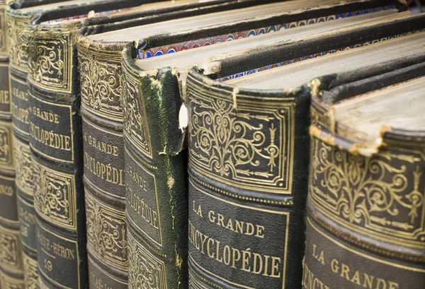 Old books on shelf — Stock Photo, Image