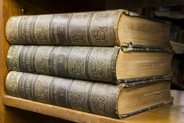 Libros antiguos en estante — Foto de Stock
