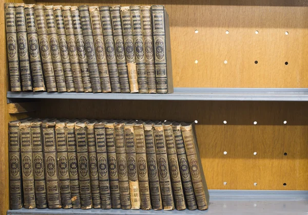 Old books on shelf — Stock Photo, Image