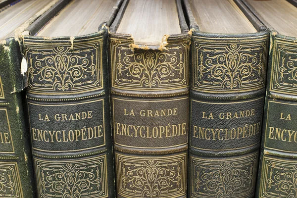 Старые книги на полке — стоковое фото