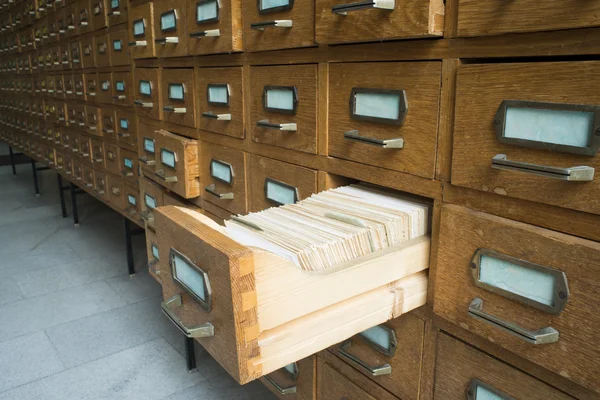 Старый архив с ящиками — стоковое фото