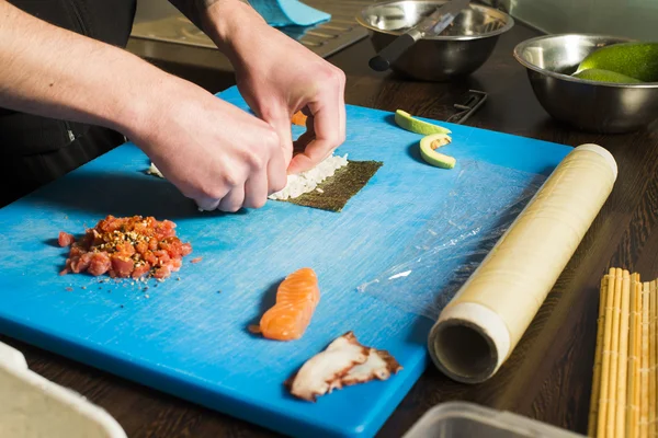 Суши в суши-баре — стоковое фото