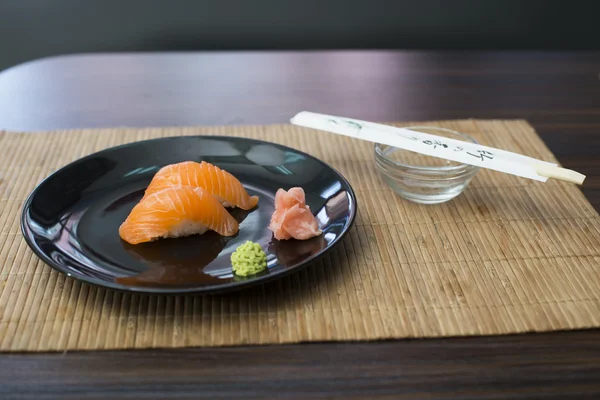Суши в суши-баре — стоковое фото