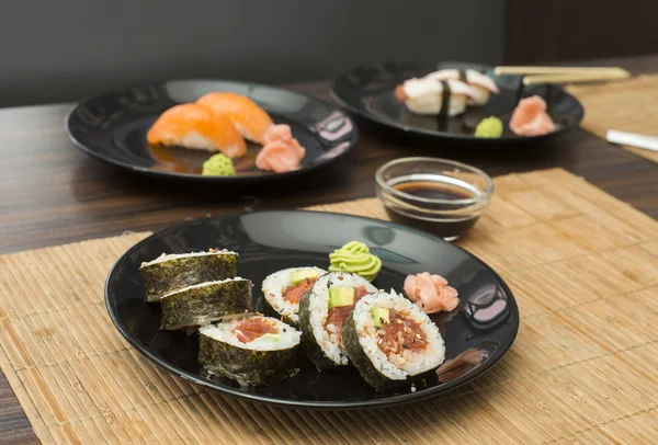 Sushi au bar à sushis — Photo