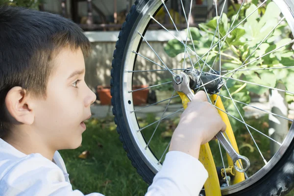 Un gamin qui répare des vélos — Photo