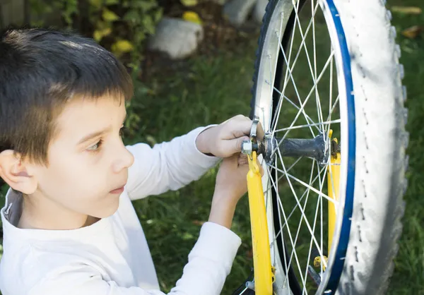 Un gamin qui répare des vélos — Photo