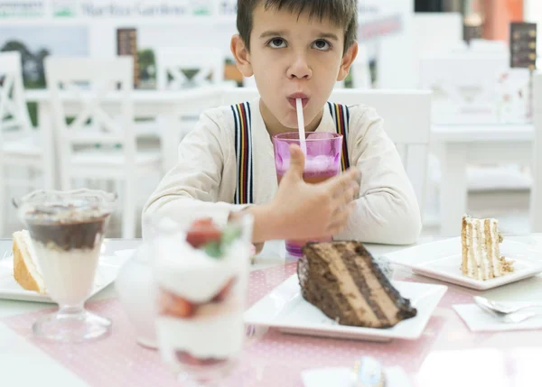 Child drink lemonade — Stock Photo, Image