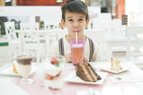 Child drink lemonade — Stock Photo, Image