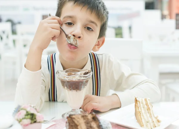 Criança comer leite choco shake — Fotografia de Stock