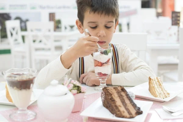 Child eat strawberry smoothie — Stock Photo, Image
