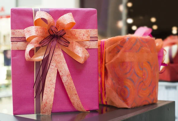 Roze en rood geschenk dozen in shopping center — Stockfoto