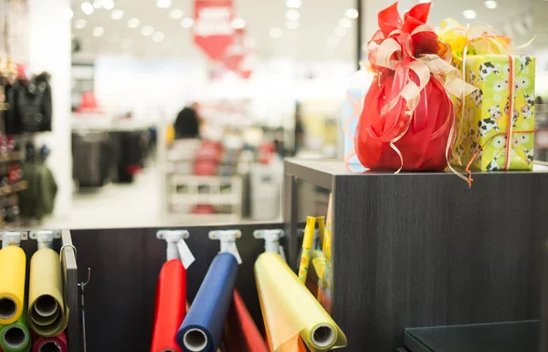 Geschenkdozen in shopping center — Stockfoto