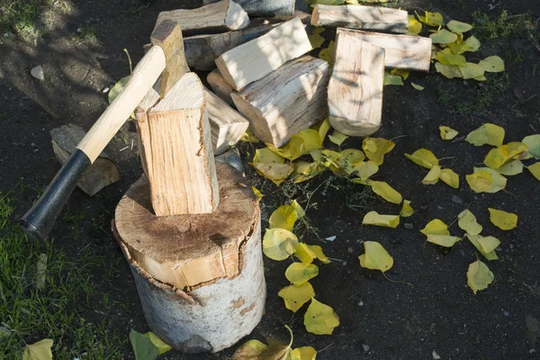 Ax cortar madeira no bloco de corte — Fotografia de Stock