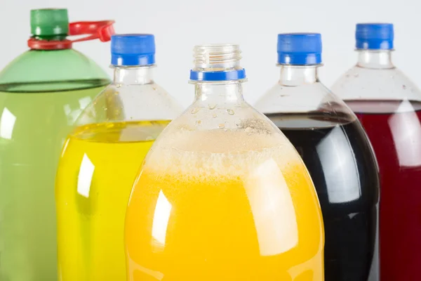 Bebidas carbonatadas em garrafas de plástico — Fotografia de Stock