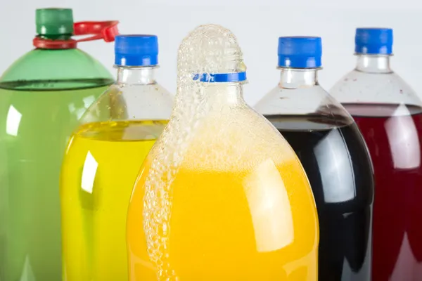 Sycené nápoje v plastových lahvích — Stock fotografie