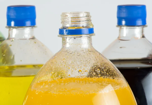 Газированные напитки в пластиковых бутылках — стоковое фото